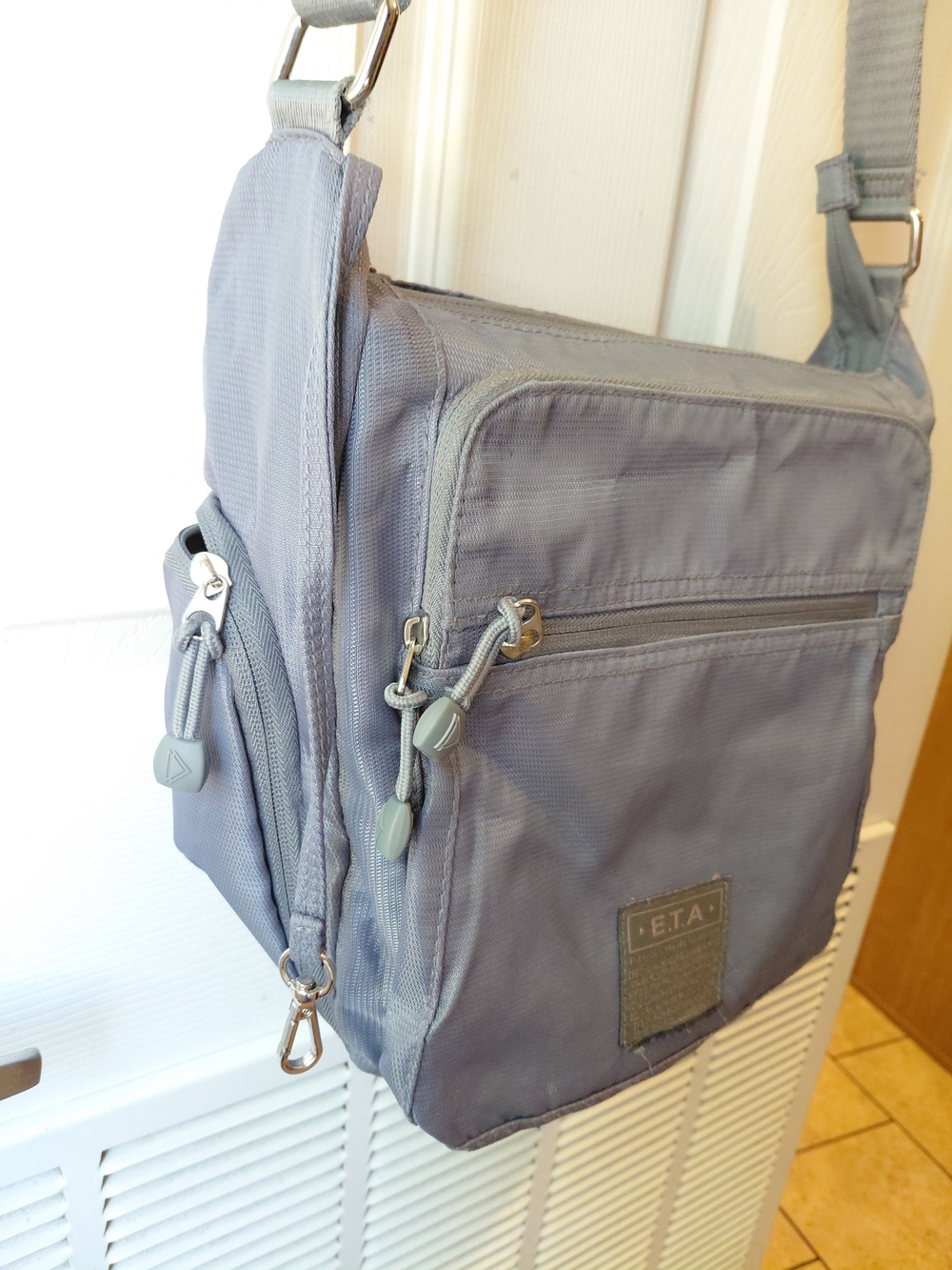 Men/Women Crossbody Bag in Gray